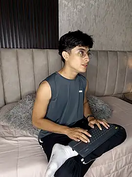 Aaron Eze online show from 01.06.26