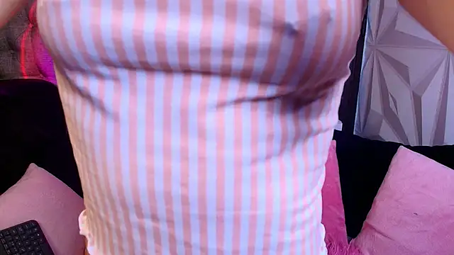 Snapshot of LiliBundy chatting on 11.19.25 LiliBundy online show from 11.19.25