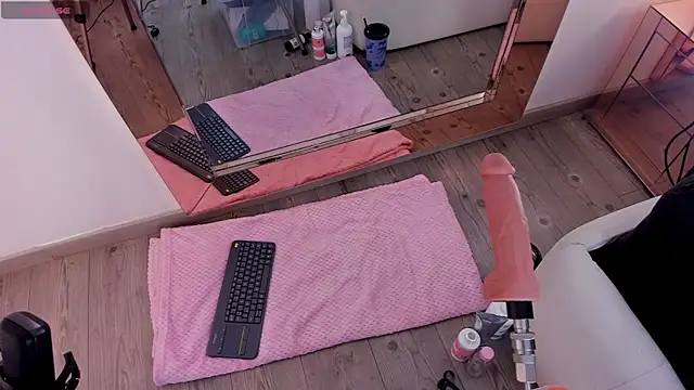 Snapshot of michelle_cutee_ chatting on 12.01.25 michelle cutee online show from 12.01.25