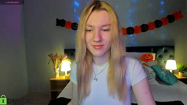 Snapshot of LinaRayy chatting on 10.22.25 LinaRayy online show from 10.22.25