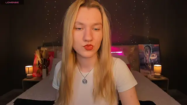 Snapshot of LinaRayy chatting on 10.23.25 LinaRayy online show from 10.23.25