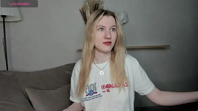 Snapshot of LinaRayy chatting on 12.02.25 LinaRayy online show from 12.02.25