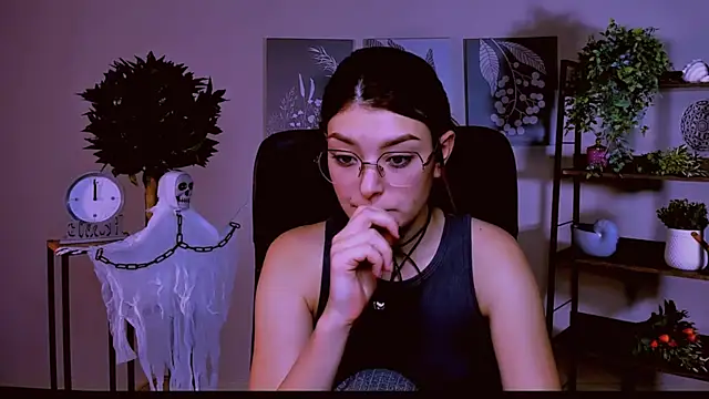 Snapshot of AnaSteisher chatting on 10.21.25 AnaSteisher online show from 10.21.25