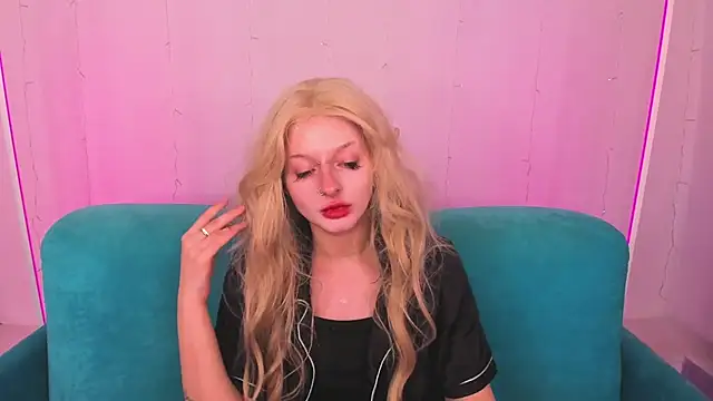 Snapshot of AlessaKiss chatting on 11.13.25 AlessaKiss online show from 11.13.25