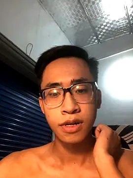 Snapshot of liamhn2k4 chatting on 10.17.25 liamhn2k4 online show from 10.17.25