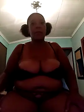 Snapshot of boobsqueenxo chatting on 03.04.26 boobsqueenxo online show from 03.04.26