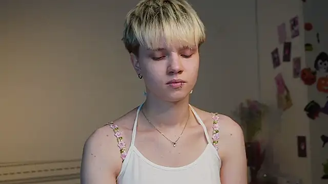 Snapshot of puffimini chatting on 11.21.25 puffimini online show from 11.21.25