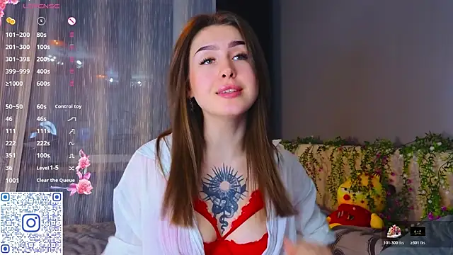 Snapshot of TinyMollys chatting on 12.18.25 TinyMollys online show from 12.18.25