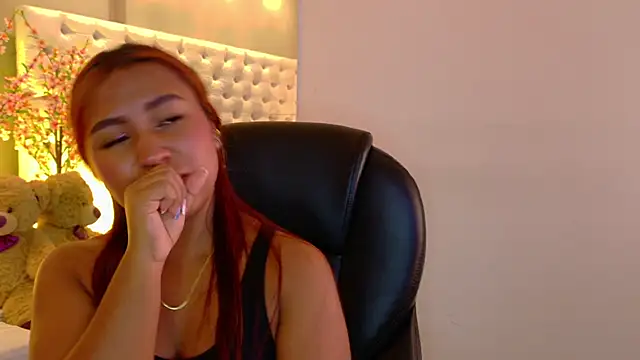 Snapshot of KathiaLuxe chatting on 11.19.25 KathiaLuxe online show from 11.19.25