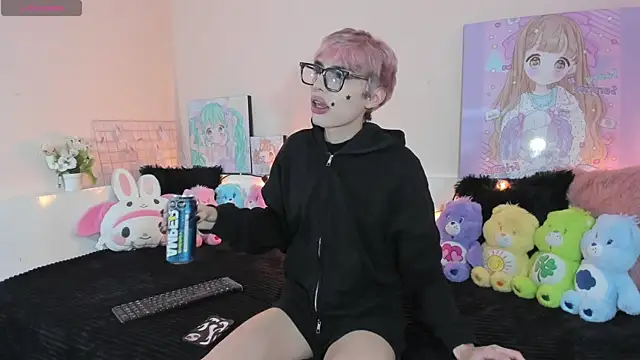 Strawberry Kitty  online show from 12.19.25