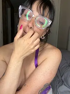 Snapshot of miavelatti85 chatting on 11.28.25 miavelatti85 online show from 11.28.25