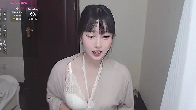 Snapshot of Xiaowen-wen chatting on 10.18.25 Xiaowen-wen online show from 10.18.25