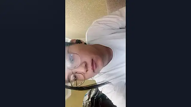 Snapshot of LinneaHyles chatting on 11.14.25 LinneaHyles online show from 11.14.25