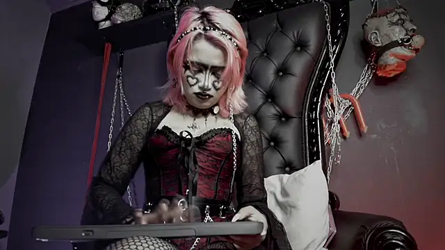 Snapshot of Navier__ chatting on 02.14.26 Navier online show from 02.14.26