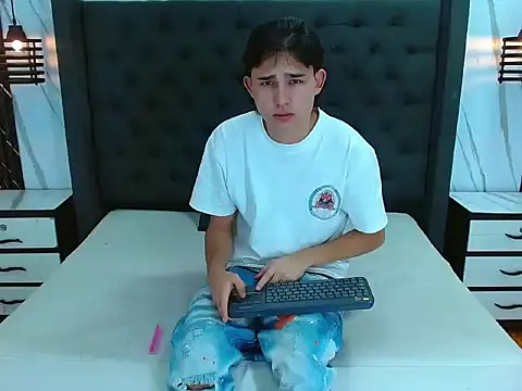 Tom 0001 online show from 12.18.25