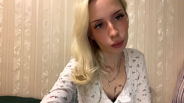 Snapshot of Twist_drip_blonde chatting on 10.27.25 Twist drip blonde online show from 10.27.25