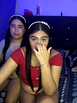 Snapshot of 2moons_full_of_love chatting on 11.08.25 2moons full of love online show from 11.08.25