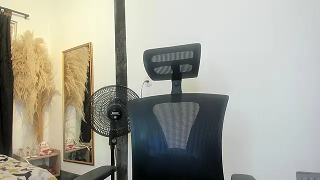 Inaya Khalifa online show from 02.17.26