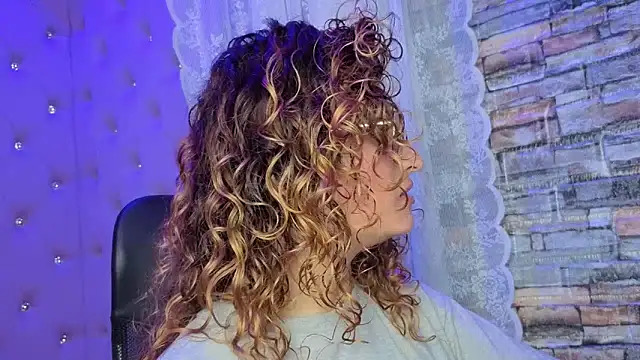 Snapshot of EmiliRouse_ chatting on 11.25.25 EmiliRouse online show from 11.25.25