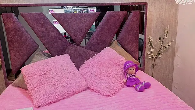 Snapshot of ChrisLuxury chatting on 11.23.25 ChrisLuxury online show from 11.23.25