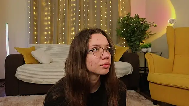 Snapshot of FabiolaCowing chatting on 11.24.25 FabiolaCowing online show from 11.24.25