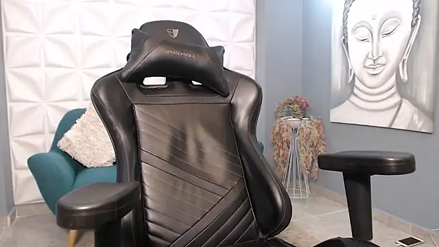 Snapshot of ArohomLester chatting on 10.24.25 ArohomLester online show from 10.24.25