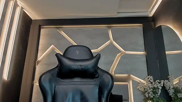 Snapshot of ArohomLester chatting on 11.14.25 ArohomLester online show from 11.14.25