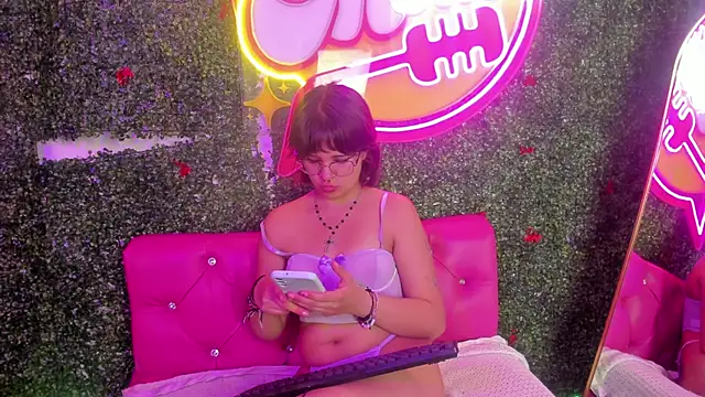 Snapshot of Ivy__storm chatting on 11.18.25 Ivy storm online show from 11.18.25