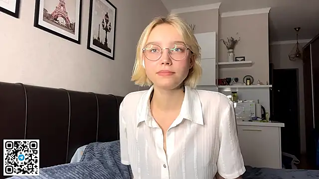 Snapshot of MelodyImam chatting on 10.26.25 MelodyImam online show from 10.26.25