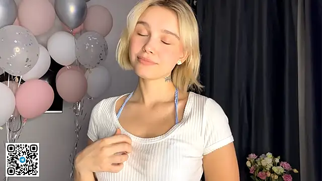 Snapshot of MelodyImam chatting on 11.25.25 MelodyImam online show from 11.25.25