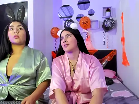 Twodirtyteens18 online show from 10.25.25