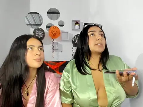 Twodirtyteens18 online show from 10.28.25