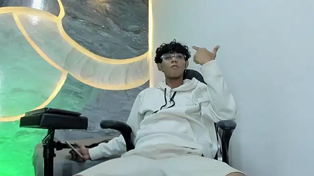 Snapshot of Sex_Boy_33_ chatting on 10.26.25 Sex Boy 33 online show from 10.26.25