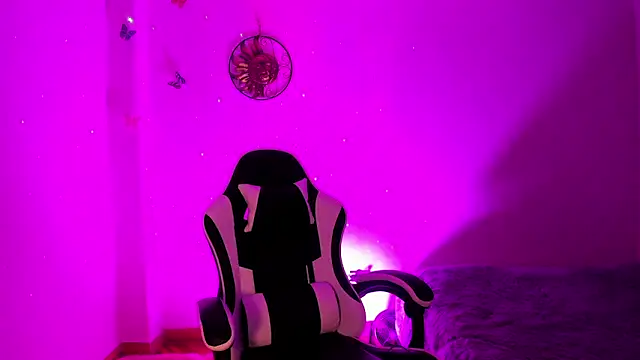 Snapshot of Soouf_ chatting on 11.17.25 Soouf online show from 11.17.25