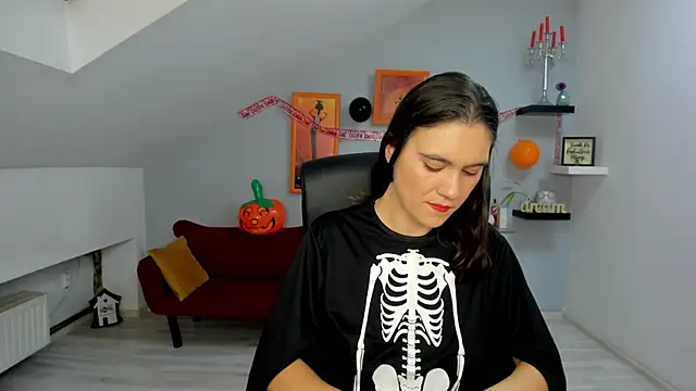 IzzyMonro online show from 10.30.25