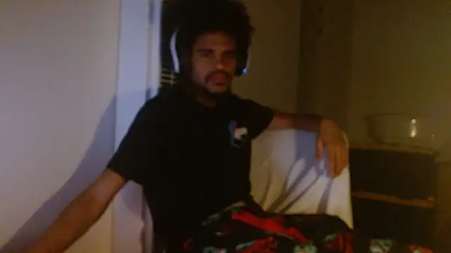 Snapshot of Mrmakeherwet_Tez chatting on 11.25.25 Mrmakeherwet Tez online show from 11.25.25