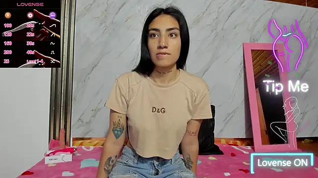 Snapshot of Sasha_Blonde chatting on 10.31.25 Sasha Blonde online show from 10.31.25