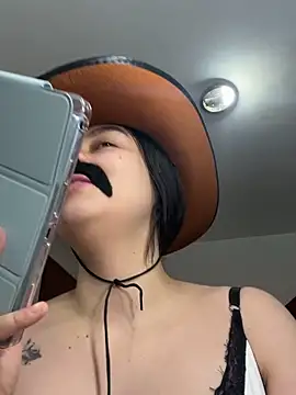 Snapshot of Selena_Roa chatting on 10.31.25 Selena Roa online show from 10.31.25