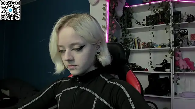 Holy Mistress S online show from 12.05.25