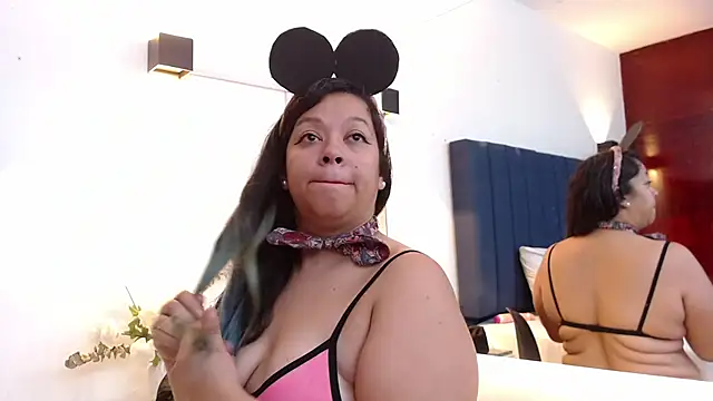 Snapshot of Angyrios chatting on 10.31.25 Angyrios online show from 10.31.25