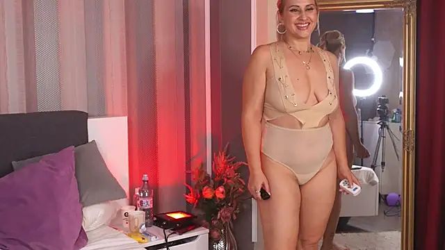 Snapshot of TatianaHeat chatting on 11.26.25 TatianaHeat online show from 11.26.25