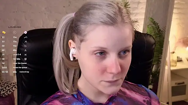 Snapshot of ShineJoan chatting on 11.20.25 ShineJoan online show from 11.20.25