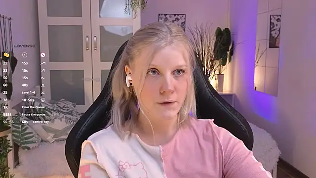 Snapshot of ShineJoan chatting on 11.22.25 ShineJoan online show from 11.22.25