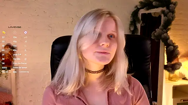 Snapshot of ShineJoan chatting on 12.04.25 ShineJoan online show from 12.04.25