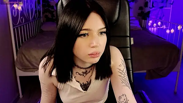 Snapshot of Emma_Kirks chatting on 10.23.25 Emma Kirks online show from 10.23.25