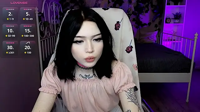 Snapshot of Emma_Kirks chatting on 11.06.25 Emma Kirks online show from 11.06.25