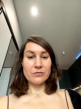 Snapshot of AliceLili chatting on 10.26.25 AliceLili online show from 10.26.25