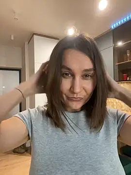 Snapshot of AliceLili chatting on 10.29.25 AliceLili online show from 10.29.25