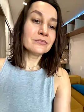 Snapshot of AliceLili chatting on 10.30.25 AliceLili online show from 10.30.25