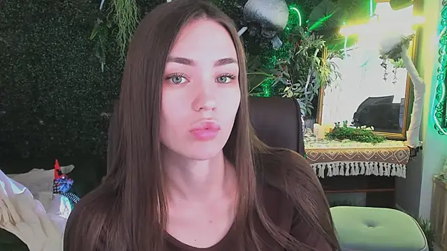 Snapshot of lollyrais chatting on 12.02.25 lollyrais online show from 12.02.25